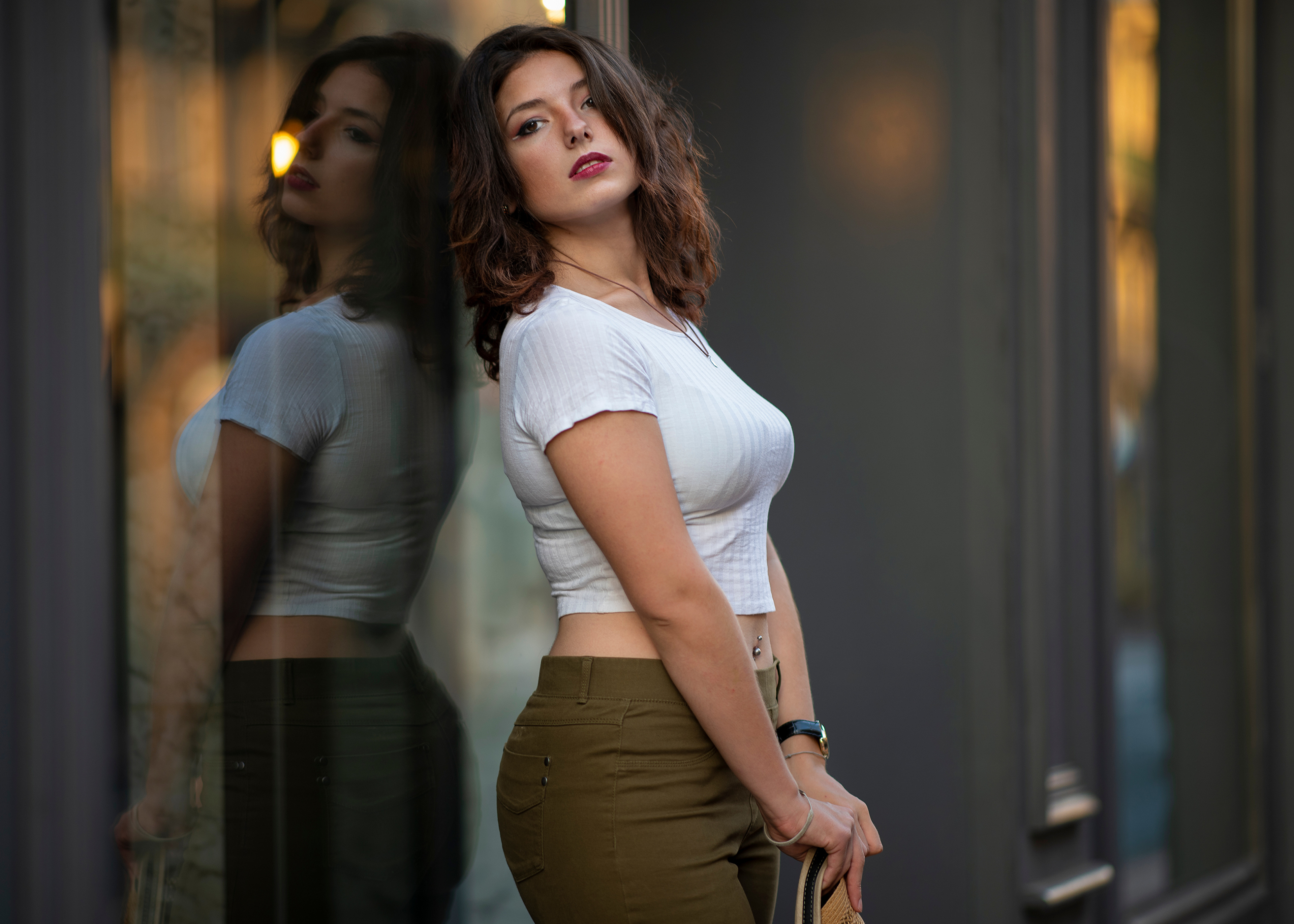 Model 4K, Brunette, Reflection